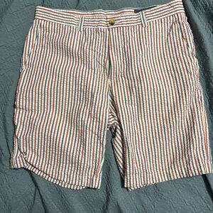 Vineyard vines Men’s size 33 Red/White/Blue Seersucker shorts